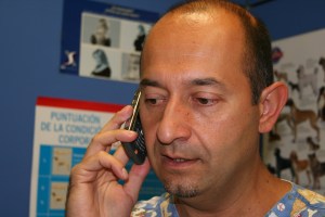 El cliente se pone en contacto por teléfono para que el veterinario le oriente